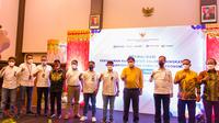 Penyerahan bantuan sosial sembako disaksikan oleh Menteri Koordinator Perekonomian, Airlangga Hartanto dan diberikan langsung oleh Pimpinan Wilayah VII Askrindo, Ardian Brahmana kepada Gubernur Sulawesi Tengah Rusdy Mastura.