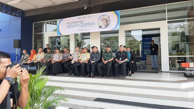 PT Surya Citra Media (SCM) menyerahkan hewan kurban di depan lobi studio 5 Indosiar Daan Mogot, Jakarta, Kamis (8/8/2019).(Liputan6.com/ Yopi Makdori)