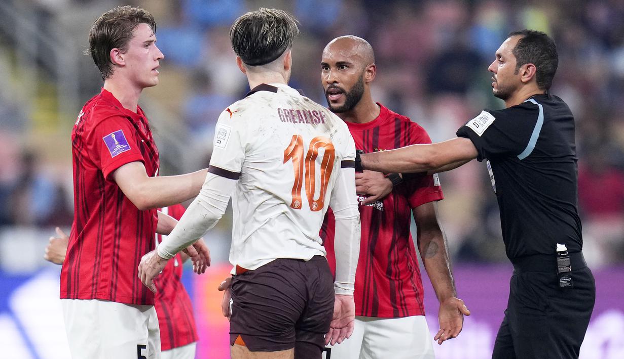 Wasit Mohammed Khled Al Hoish berusaha memisahkan pertikaian antara gelandang Manchester City, Jack Grealish (tengah) dan striker Urawa Red Diamonds, Jose Kante pada laga semifinal Piala Dunia Klub 2023 di King Abdullah Sports City Stadium, Jeddah, Arab Saudi, Rabu (20/12/2023) dini hari WIB. (AP Photo/Manu Fernandez)