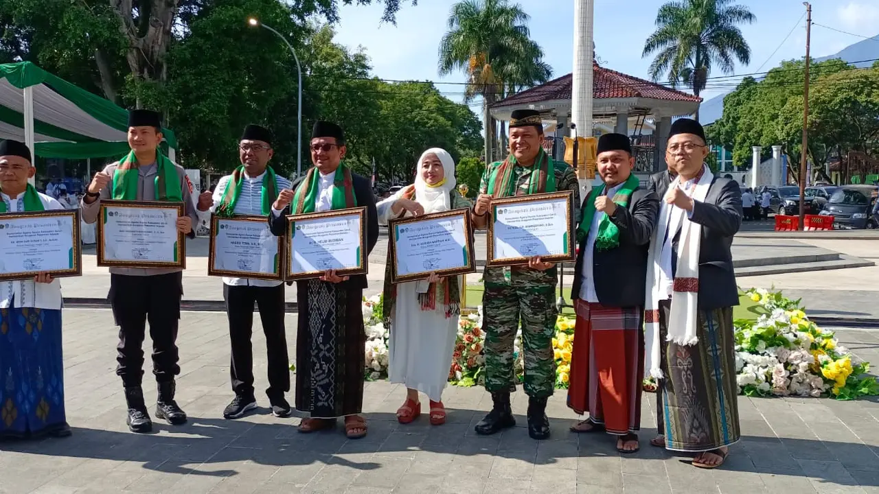 Kepala Kemenag atas nama santri dan para pimpinan pesantren, memberi penghargaan anugerah pesantren kepada Bupati wakil forkompinda, sebagai pembina utama pengembangan kemandirian pesantren di Garut. (Liputan6.com/Jayadi Supriadin)