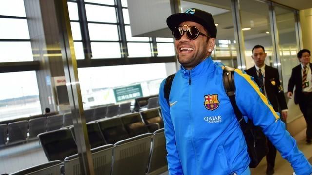 Dani Alves berulah lagi, namun kini ia menyamar menjadi seorang wanita dan mengganti nama menjadi Daniella Alves. Berikut aksi kocak bek Barcelona tersebut.