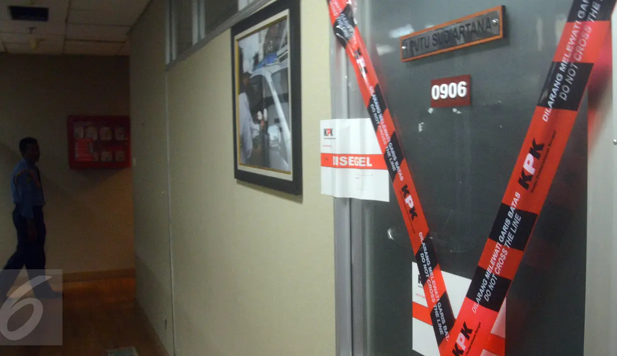 Kertas segel KPK terpasang di pintu ruang kerja anggota DPR dari Fraksi Partai Demokrat, I Putu Sudiartana, di Kompleks Parlemen Senayan, Jakarta, Rabu (29/6). Penyegelan terkait dengan Operasi Tangkap Tangan KPK semalam. (Liputan6.com/Johan Tallo)