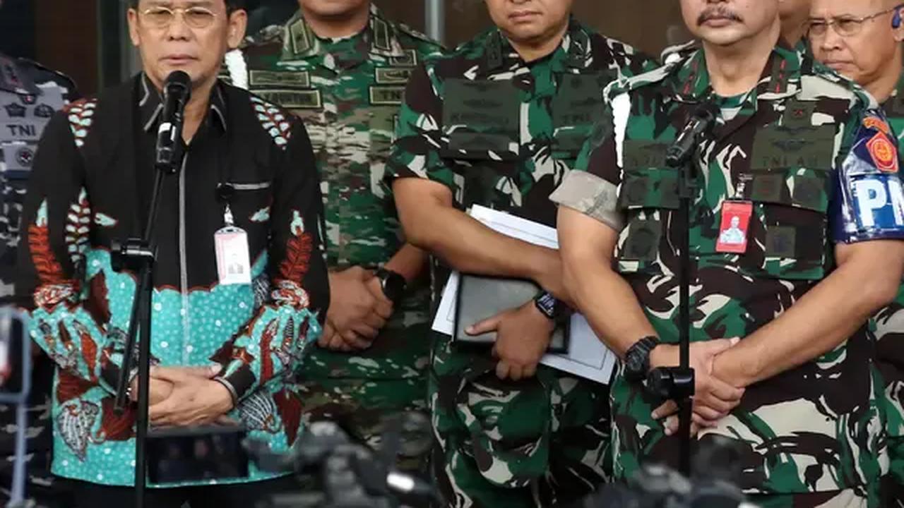 "Puspom dengan KPK (menggeledah Kantor Basarnas). (Penggeledahan) masih berlangsung mulai jam 10 tadi," kata Kepala Pusat Penerangan (Kapuspen) TNI Laksamana Muda TNI Julius Widjojono saat dihubungi. Dikutip dari Antara.