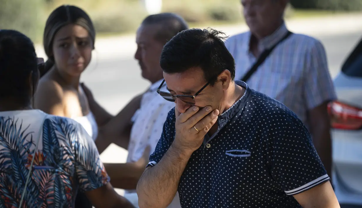 Media Spanyol melaporkan beberapa korban tewas merupakan sekelompok orang yang sedang merayakan ulang tahun. (AP Photo/Alfonso Duran)