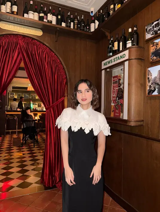 Ditata Sunhairstylist, rambut pendek Tissa Biani ditata dengan gaya keriting kecil secara keseluruhan [@tissabiani]