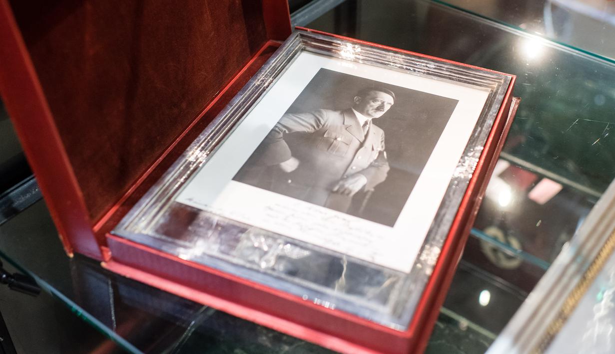 Potret Adolf Hitler ditampilkan sebelum lelang memorabilia Nazi di Grasbrunn, Jerman, Rabu (20/11/2019). Pelelangan ini mendapat kritik keras dari komunitas Yahudi yang menilainya sebagai tindakan tak bermoral. (Matthias Balk/dpa/AFP)