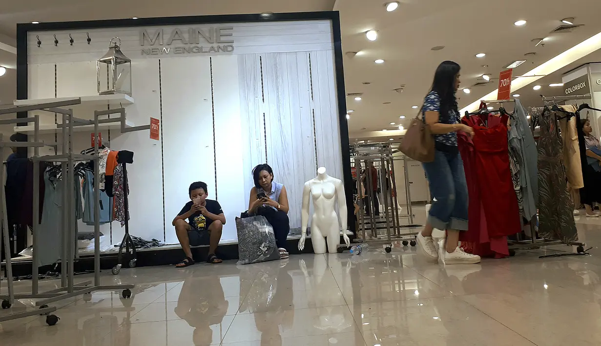 Pembeli memilih baju wanita saat midnight sale di gerai Debenhams, Senayan City, Jakarta, Sabtu (30/12). PT Mitra Adiperkasa Tbk (MAP) menutup gerai Debenhams dengan diskon besar-besaran di akhir tahun 2017. (Liputan6.com/Fery Pradolo)
