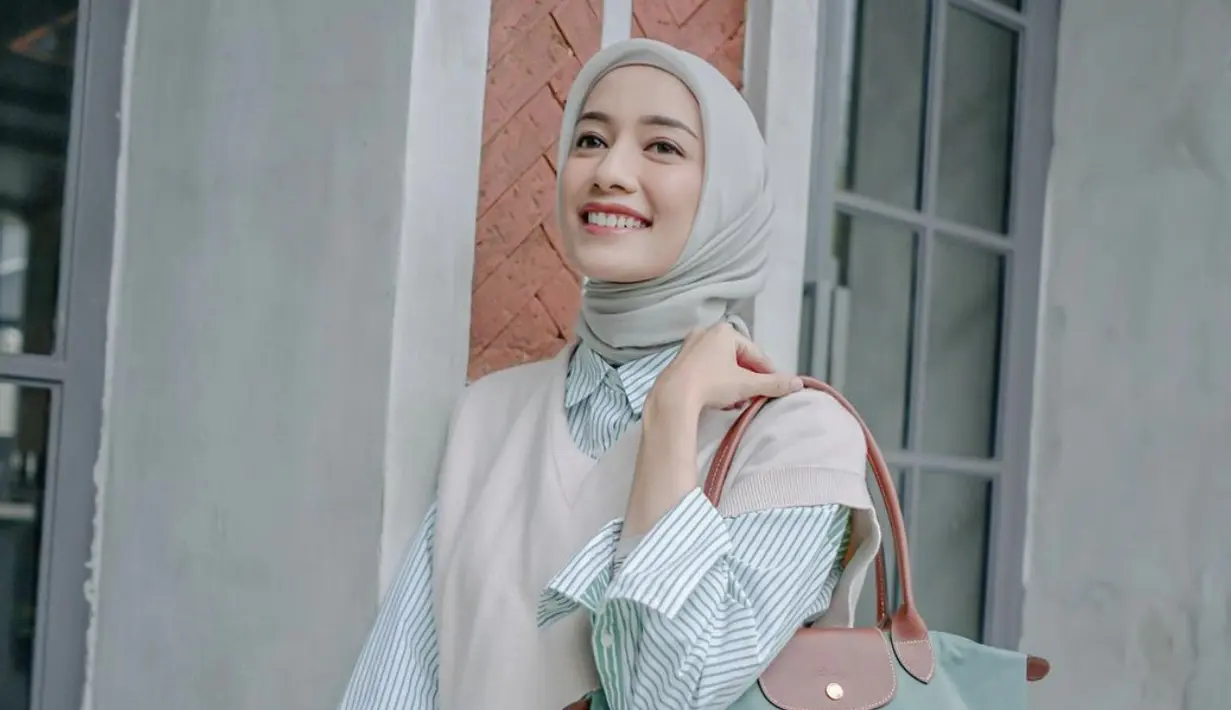 Permainan warna hijab bernuansa pastel juga hadirkan variasi menjanjikan yang segarkan tampilan. [Foto: Instagram/ @MegaIskanti]