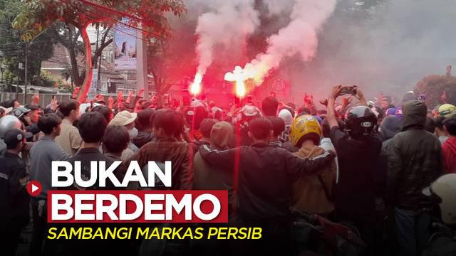 Berita video BRI Liga 1 tentang ratusan Bobotoh menyambangi markas Persib Bandung, tetapi bukan untuk berdemo, Jumat (1/4/2022) sore hari WIB.