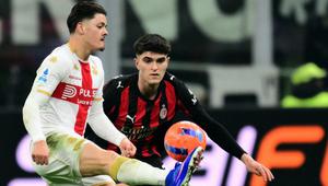 Penyerang Portugal Genoa #09, Vitinha, berebut bola dengan bek AC Milan Italia #33, Davide Bartesaghi (kanan), selama pertandingan Serie A Italia antara AC Milan dan Genoa di stadion San Siro di Milan, Italia utara, Jumat (9-1-2026) dini hari WIB. (Stefano RELLANDINI/AFP)