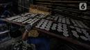 Pekerja membawa hasil cetakan kerupuk mentah di UKM Kerupuk Melati, Jakarta, Rabu (16/12/2020). Pada masa pandemi COVID-19, UKM tersebut memproduksi kerupuk kurang lebih dua kuintal per hari atau menurun 40 persen dari kondisi normal. (Liputan6.com/Johan Tallo)