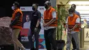 Wakil Ketua DPRD Provinsi Jawa Timur 2019-2024, Sahat Tua P. Simandjuntak (ketiga kiri) usai rilis penetapan tersangka dan penahanan di Gedung Merah Putih Komisi Pemberantasan Korupsi (KPK), Jakarta, Jumat (16/12/2022). Sahat Tua P. Simandjuntak bersama tiga orang lainnya terjerat OTT KPK berikut barang bukti uang dengan nilai seluruhnya Rp1 miliar. (Liputan6.com/Helmi Fithriansyah)
