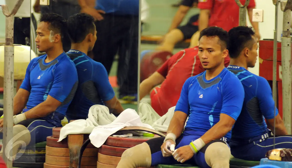 Atlet angkat besi, Triyatno termangu usai gagal menyelesaikan angkatan pada seleksi nasional untuk olimpiade Rio de Janeiro 2016 di PB PABBSI, Jakarta, Sabtu (4/6/2016). (Liputan6.com/Helmi Fithriansyah)