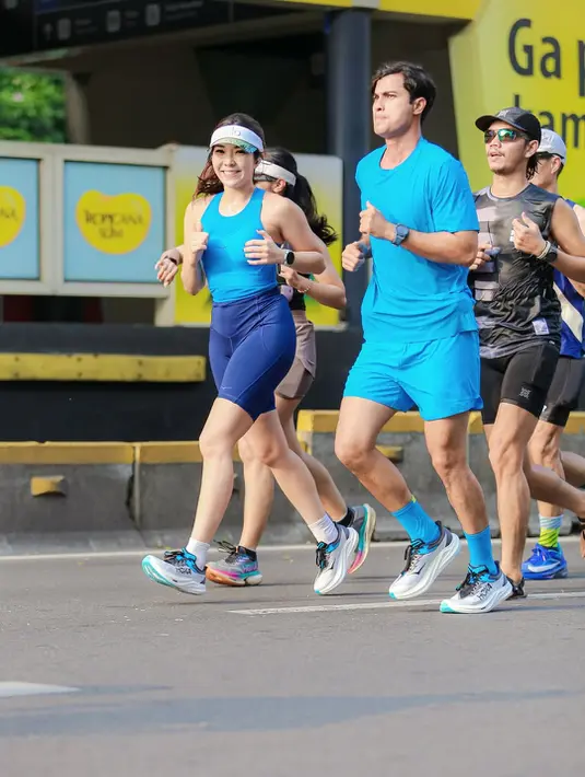 Seperti pada momen jogging bareng di CFD akhir pekan, pasangan ini terlihat kompak dengan serba biru [@gisel_la]