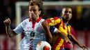 Gelandang Sevilla, Ivan Rakitic (kiri) berusaha menghalangi pergerakan pemain Valencia, Sofiane Feghouli di laga pertama semifinal Liga Europa di Seville, (25/4/2014) (REUTERS/Marcelo del Pozo)