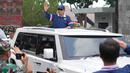 Presiden Republik Indonesia, Prabowo Subianto melambaikan tangan saat meninggalkan Akademi Militer setelah retret kabinet Merah Putih di Magelang, Jawa Tengah, Minggu 27 Oktober 2024. (AP Photo/Achmad Ibrahim)