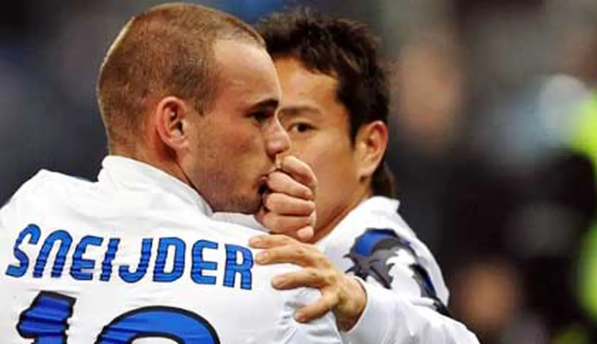 Selebrasi gelandang Inter Milan Wesley Sneijder (kiri) seusai mencetak gol ke gawang Sampdoria dalam lanjutan Serie A yang berlangsung di Luigi Ferraris Stadium, 27 Februari 2011. Inter unggul 2-0. AFP PHOTO / ANDREAS SOLARO 