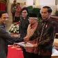 Presiden Jokowi didampingi Wakil Presiden Ma'ruf Amin dan Menkeu Sri Mulyani menyerahkan Daftar Isian Pelaksanaan Anggaran (DIPA) dan Daftar Alokasi Transfer Daerah serta Dana Desa Tahun 2020 kepada Mendikbud, Nadiem Makarim di Istana Negara, Kamis (14/11/2019). (Liputan6.com/Angga Yuniar)