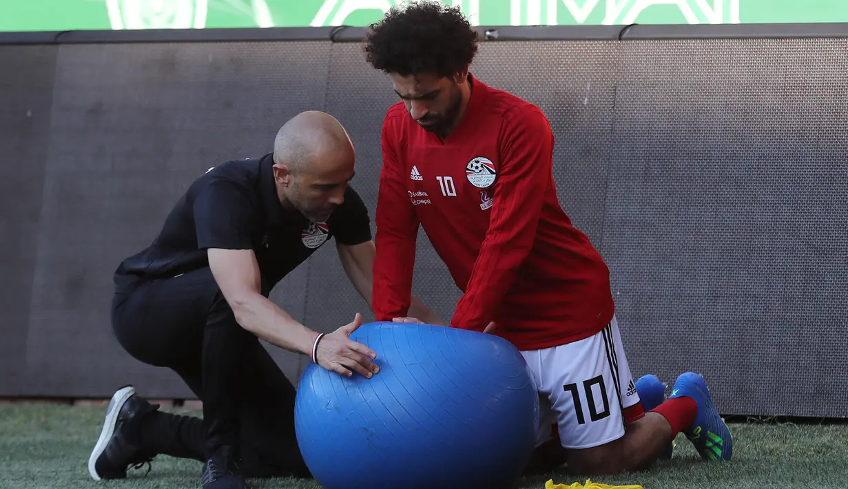Striker Mesir, Mohamed Salah, mengikuti sesi latihan jelang laga Piala Dunia di Stadion Akhmat, Rusia, Selasa (12/6/2018). Kondisi cedera bahu yang berangsur pulih membuatnya siap tampil di Piala Dunia 2018. (AFP/Karim Jaafar)