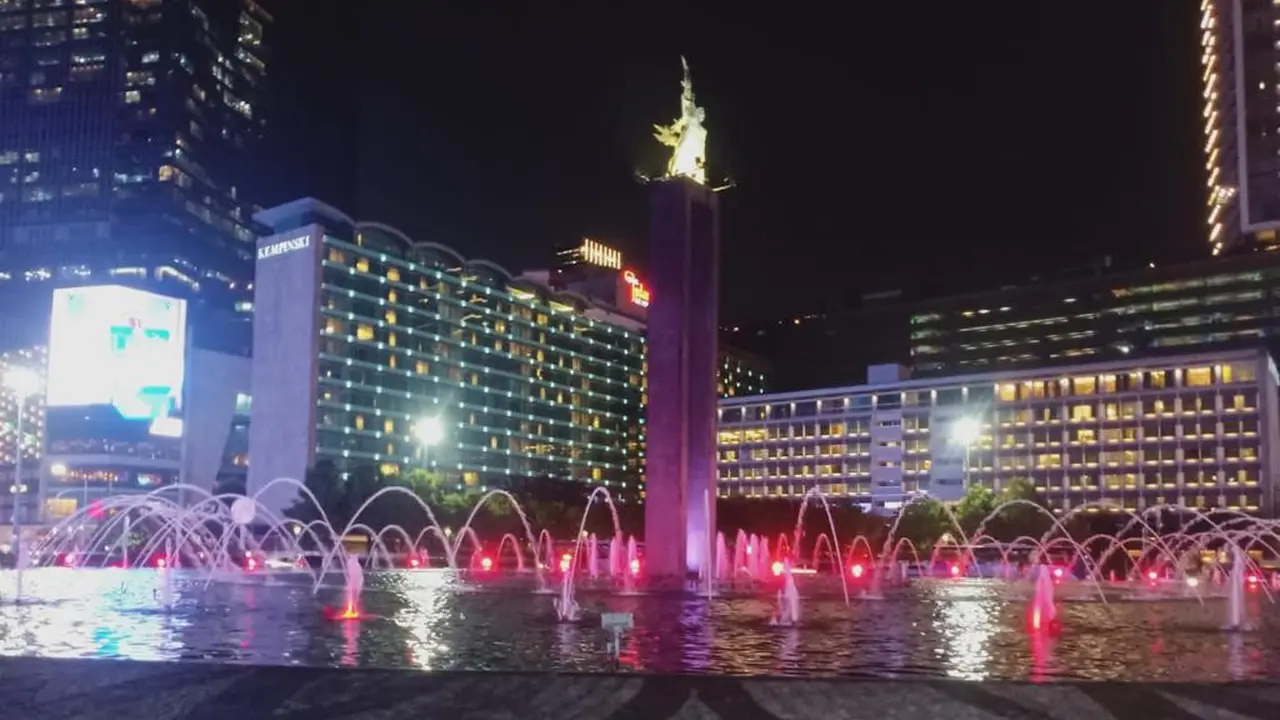 Kedutaan Besar Georgia berkolaborasi dengan Pemerintah Provinsi DKI Jakarta menyalakan lampu merah dan putih - warna bendera Georgia- di Bundaran HI. (Dokumentasi Kedubes Georgia di Jakarta)