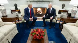 Presiden Amerika Serikat (AS), Joe Biden (kanan) mengundang Donald Trump untuk melakukan kunjungan yang sudah menjadi tradisi dalam peralihan kekuasaan di negeri tersebut. (SAUL LOEB/AFP)