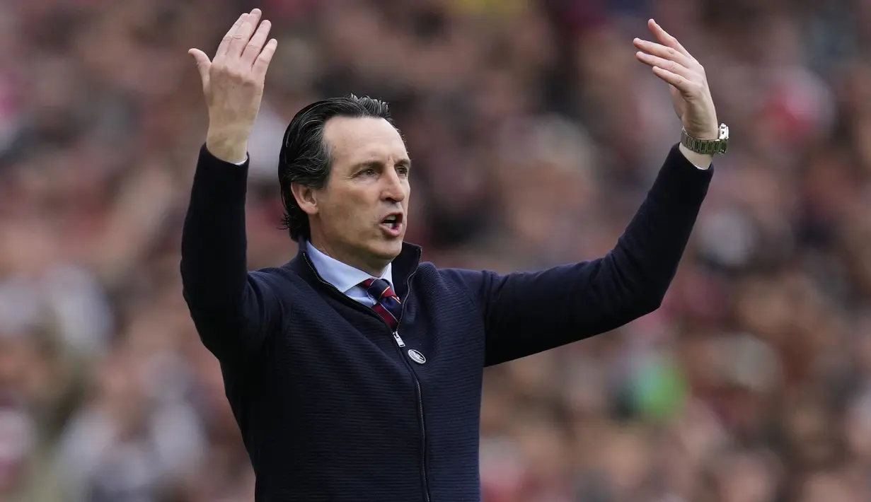 Pelatih Aston Villa, Unai Emery memberi instruksi kepada pemainnya saat menghadapi Arsenal pada laga pekan ke-33 Premier League 2023/2024 di Emirates Stadium, London, Minggu (14/4/2024). (AP Photo/Kirsty Wigglesworth)