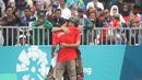 Dua skateboarder Indonesia Jason Dennis Lijnzaat dan Pevi Permana Putra (depan) berpelukan saat final taman putra Asian Games 2018 di arena roller sport Jakabaring, Palembang, Sumatera Selatan, Rabu (29/8). (ANTARA FOTO/INASGOC/Rahmad Suryadi)