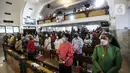 Jemaat mengikuti ibadah perayaan malam Natal di Gereja Protestan Indonesia Bagian Barat (GPIB) Effatha, Jakarta, Jumat (24/12/2021). Ibadah malam ini membawa pesan untuk terus berpengharapan dan bersukacita di tengah situasi yang sulit karena pandemi COVID-19. (Liputan6.com/Johan Tallo)