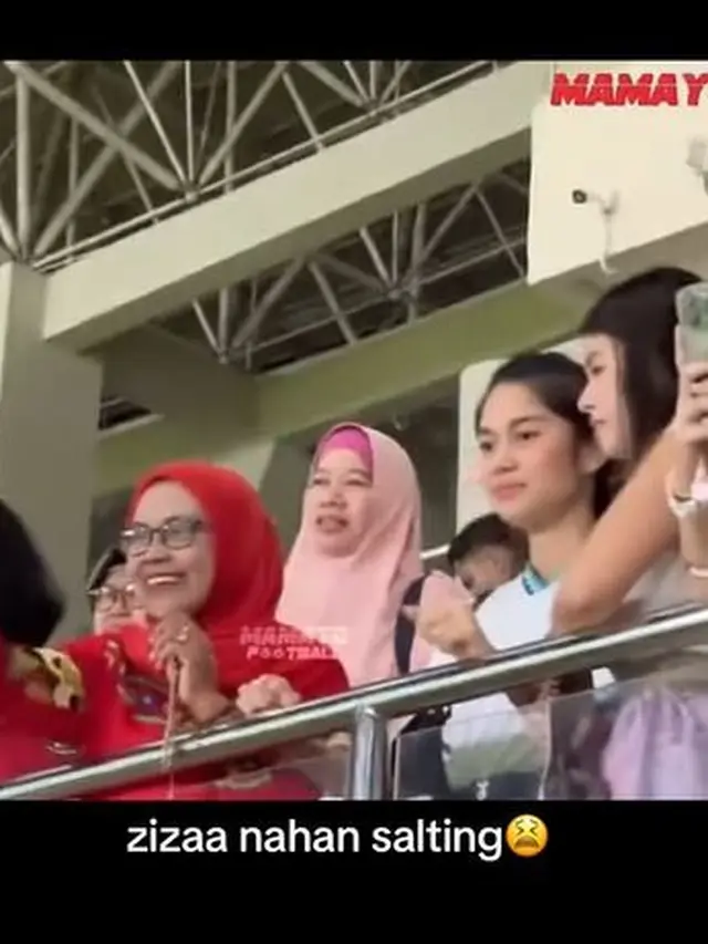 6 Potret Reaksi Azizah Salsha Lihat Arhan Selebrasi Gol, Tampak Salah Tingkah