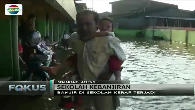 Siswa SD Negeri 3 Tambakrejo, Semarang, digendong orangtuanya masuk kelas karena sekolah mereka kebanjiran.