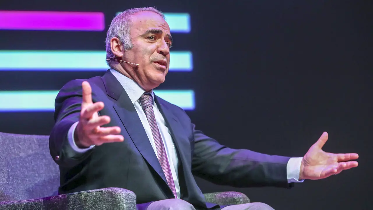 Mantan juara dunia catur asal Rusia, Garry Kasparov merupakan aktivis pro-demokrasi dan pimpinan Human Rights Foundation di New York.