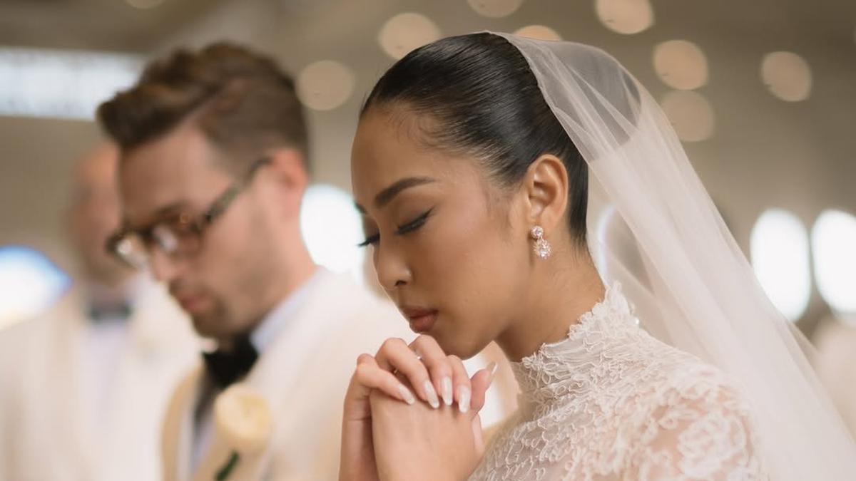 Pesona Anggun Maria Rahajeng, Tampil Klasik dengan Gaun Lace di Hari Pernikahan