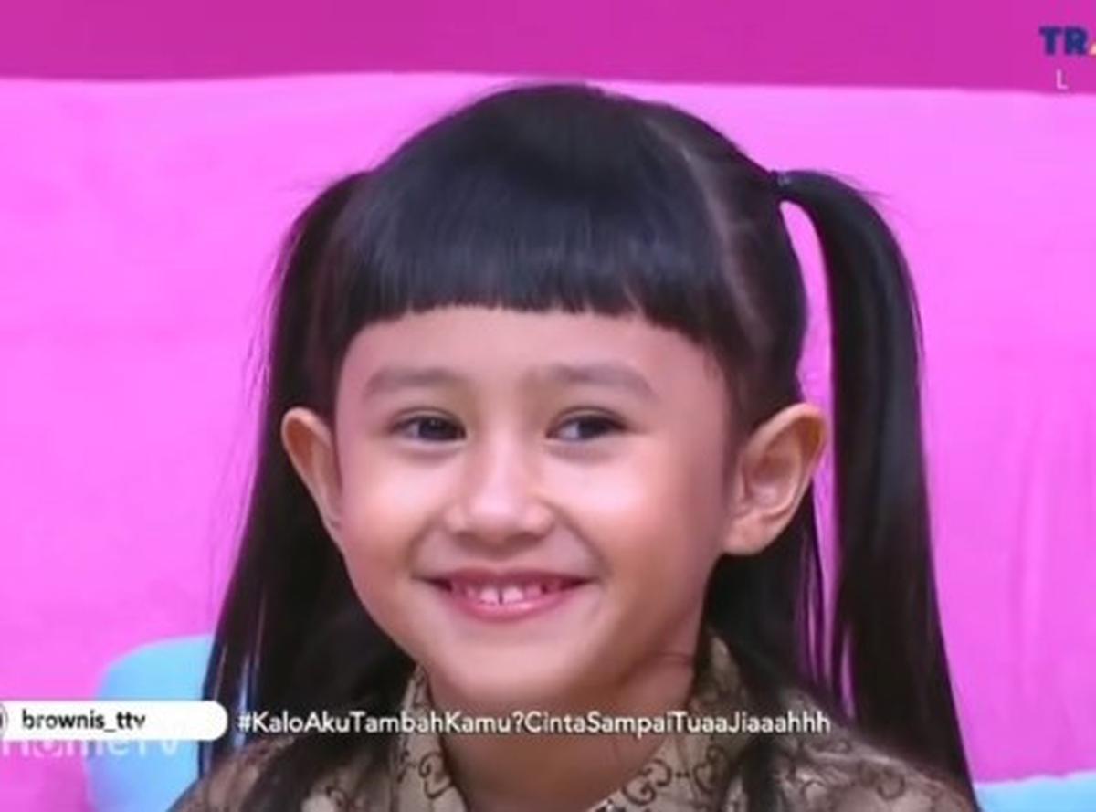 Ikut Tren Korea Kenakan Syal di Kepala, Ayu Ting Ting Kena Protes Anak Kartika Putri: Pakai Kerudungnya yang Bener Dong