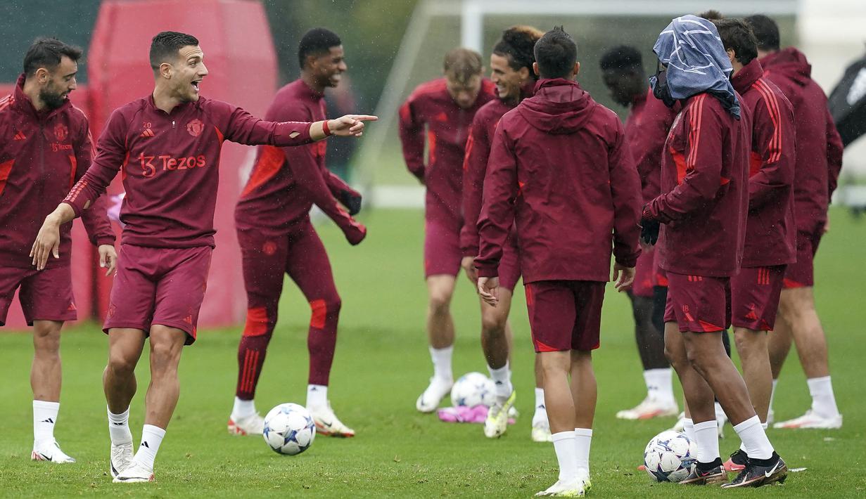Bek MU, Diogo Dalot (dua kiri), bercengkrama dengan pemain lainnya saat menjalani latihan mengoper bola pendek di Carrington Training Ground, Manchester, Inggris, Selasa (19/9/2023). (AP/PA/Martin Rickett)