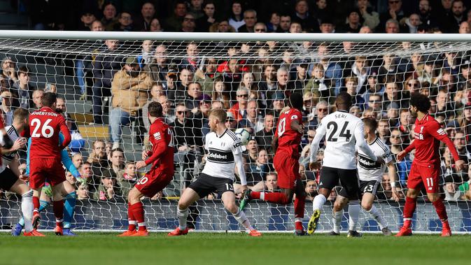 Pemain Liverpool Sadio Mane (empat kanan) mencetak gol ke gawang Fulham pada laga pekan ke-31 Liga Inggris di Stadion Craven Cottage, London, Minggu (17/3). Liverpool menggusur Manchester City dari puncak klasemen. (AP Photo/Kirsty Wigglesworth)