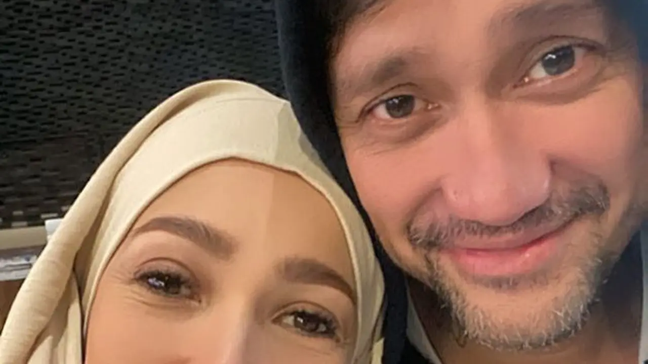 Mieke Amalia tampil cantik berhijab