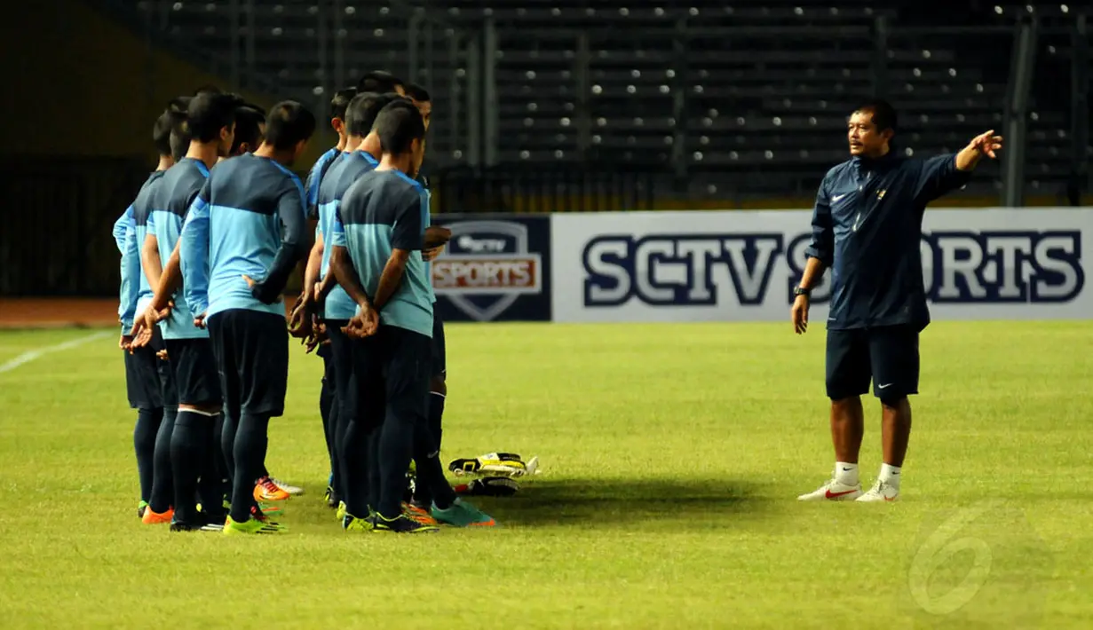Pelatih Timnas Indonesia U-19, Indra Sjafri (kanan), memberikan instruksi kepada anak didiknya jelang latihan di Stadion GBK Jakarta, (6/5/2014). (Liputan6.com/Helmi Fithriansyah)