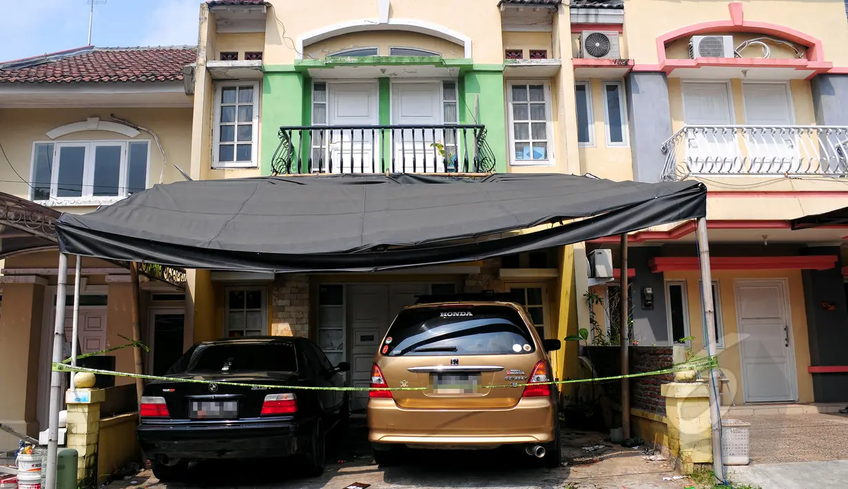 Kondisi rumah yang ditinggali oleh 5 anak yang ditelantarkan orangtuanya di Perumahan Citra Gran, Cibubur, Jawa Barat, Jumat (15/5/2015). Dua mobil tampak terparkir di depan rumah yang terlihat mewah tersebut. (Liputan6.com/Yoppy Renato)