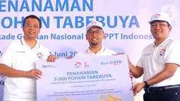 (Ki-Ka) Gubernur NTB Zulkieflimansyah, Ketua PPATK Ivan Yustiavandana dan Direktur Utama Bank BTN Haru Koesmahargyo foto bersama pada penanaman bibit pohon tabebuya di Perumahan Bellpark II, Mataram, Lombok Barat, Jumat (3/05/2022). Sebanyak 5.000 bibit pohon akan ditanam di lingkungan perumahan yang dibiayai oleh BTN. (Liputan6.com/HO/BTN)