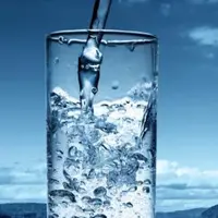 Sering buang air kecil di waktu malam? Mungkin kamu meminum air putih di waktu yang salah.