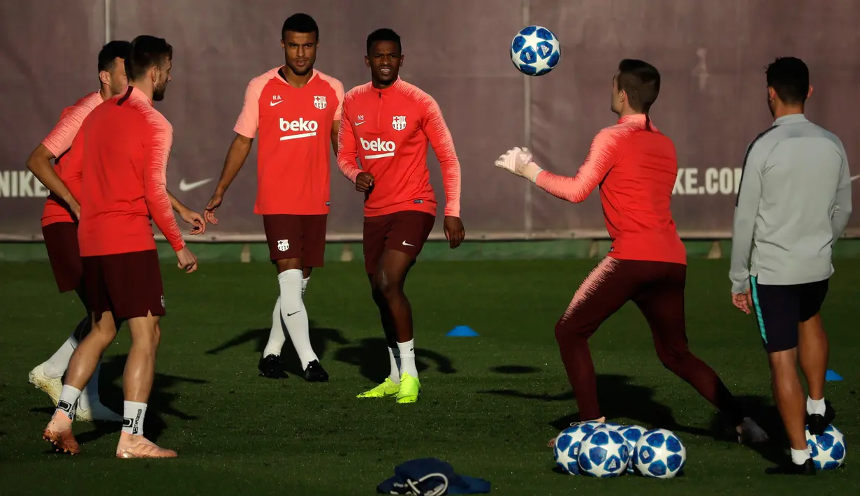 Pelatih Barcelona, Ernesto Valverde (kanan) mengawasi anak asuhnya berlatih di Joan Gamper Sports Center, Sant Joan Despi, Spanyol, Selasa (23/10). Lionel Messi tidak bisa ikut melawan Inter Milan karena cedera patah tangan. (AP Photo/Emilio Morenatti)