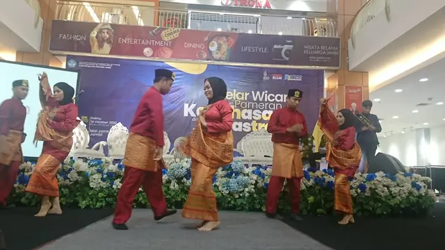 Tari pembukaan pameran bahasa dan sastra