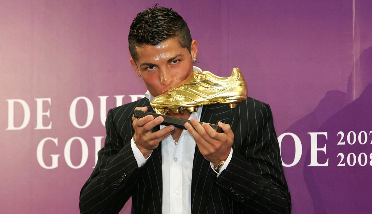 Sepatu Emas Eropa pertama. Cristiano Ronaldo meraih trofi Sepatu Emas Eropa (Golden Shoe) pertamanya bersama Manchester United di musim 2007/2008. Ia mampu mencetak 42 gol di semua ajang kompetisi. (Foto: AFP/Miguel Silva)