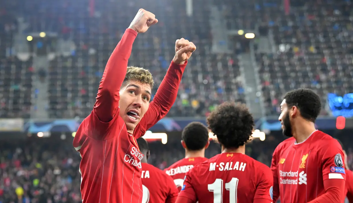 Pemain Liverpool Roberto Firmino (kiri) merayakan setelah Mohamed Salah mencetak gol ke gawang Red Bull Salzburg pada pertandingan Grup E Liga Champions di Salzburg, Austria, Selasa (10/12/2019). Liverpool menang 2-0 dan lolos ke babak 16 besar Liga Champions. (AP Photo/Kerstin Joensson)