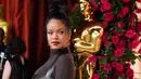 <p>Hadir di red carpet, Rihanna mamamerkan baby bumpnya dengan kostum unik dari Alaia. Foto: Instagram.</p>