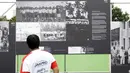 Pengunjung melihat pameran MH Thamrin Politik dan Sepak Bola Kebangsaan di lapangan VIJ, Petojo, Jakarta, Sabtu (16/2). Acara ini rangkaian dari Festival 125 Tahun MH Thamrin. (Bola.com/Yoppy Renato)