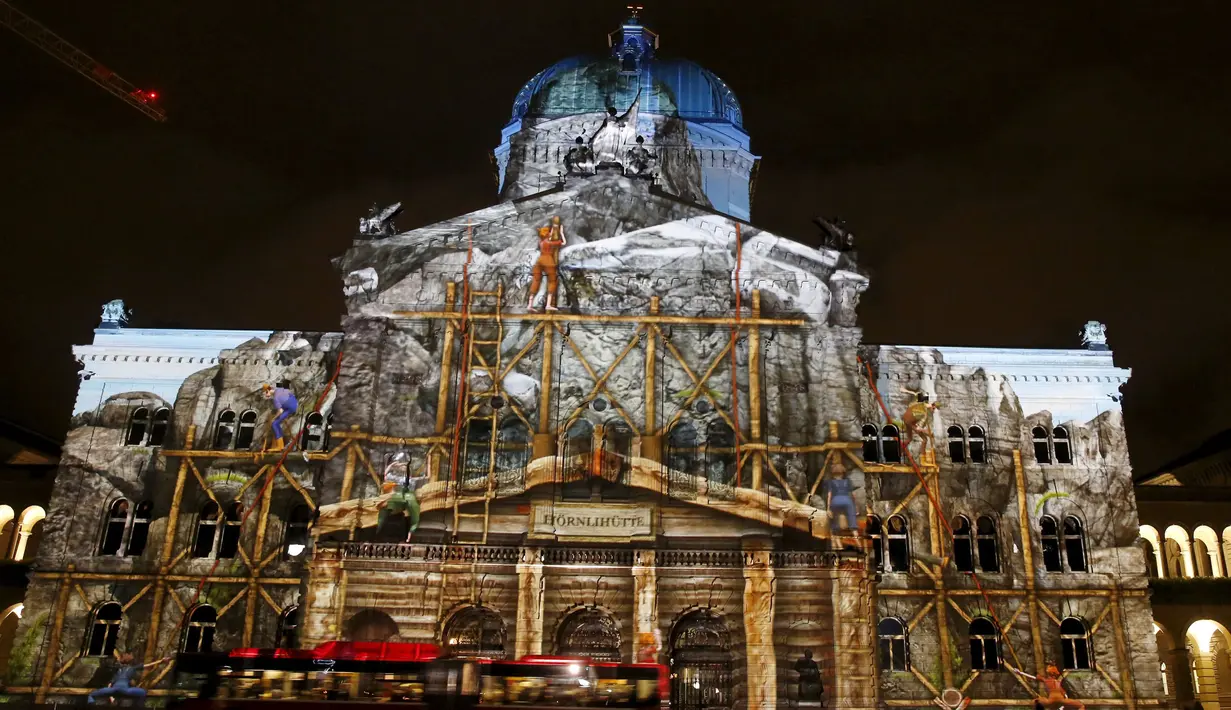 Gedung Parlemen Swiss diterangi cahaya seperti sedang di renovasi hasil proyeksi raksasa atau "The Jewel of the Mountains " di Bern, Swiss, Kamis (15/10/2015).  Gedung ini akan diterangi setiap malamnya hingga 29 November 2015. (REUTERS/Ruben Sprich)