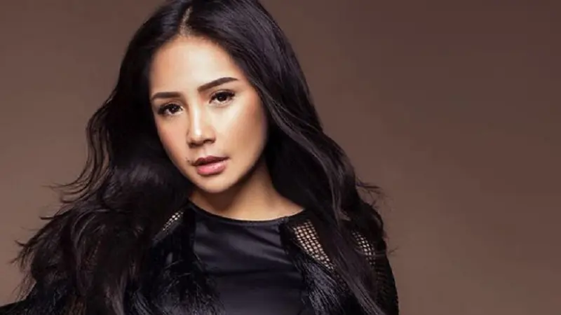 [Bintang] 8 Potret Artis Indonesia Saat Berada di Ruang Makeup