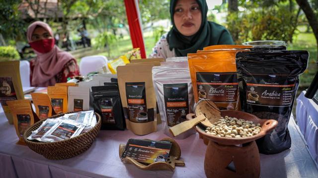 Menteri Koperasi dan UKM (MenkopUKM) Teten Masduki, meyakini varian kopi Robusta asal Lombok dapat menjadi produk unggulan. (Dok KemenkopUKM)