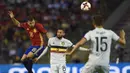 Bek sayap Spanyol, Jordi Alba, menjauhkan bola dari penyerang Belgia, Yannick Carrasco. Pada laga ini Belgia menggunakan formasi 4-2-3-1 sementara Spanyol 4-1-4-1. (AFP/John Thys)